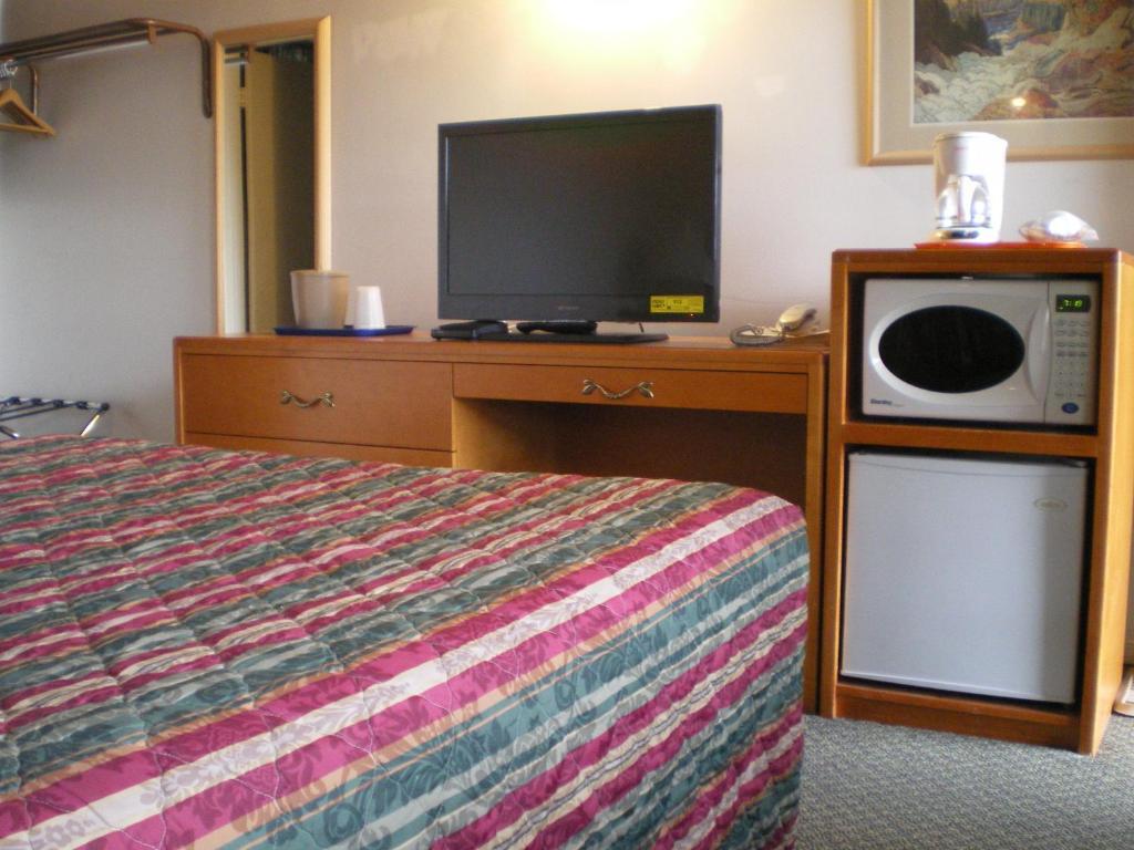 Sun-Dek Motel Медисин-Гат Екстер'єр фото