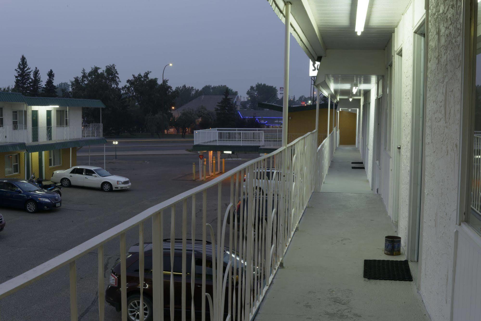 Sun-Dek Motel Медисин-Гат Екстер'єр фото