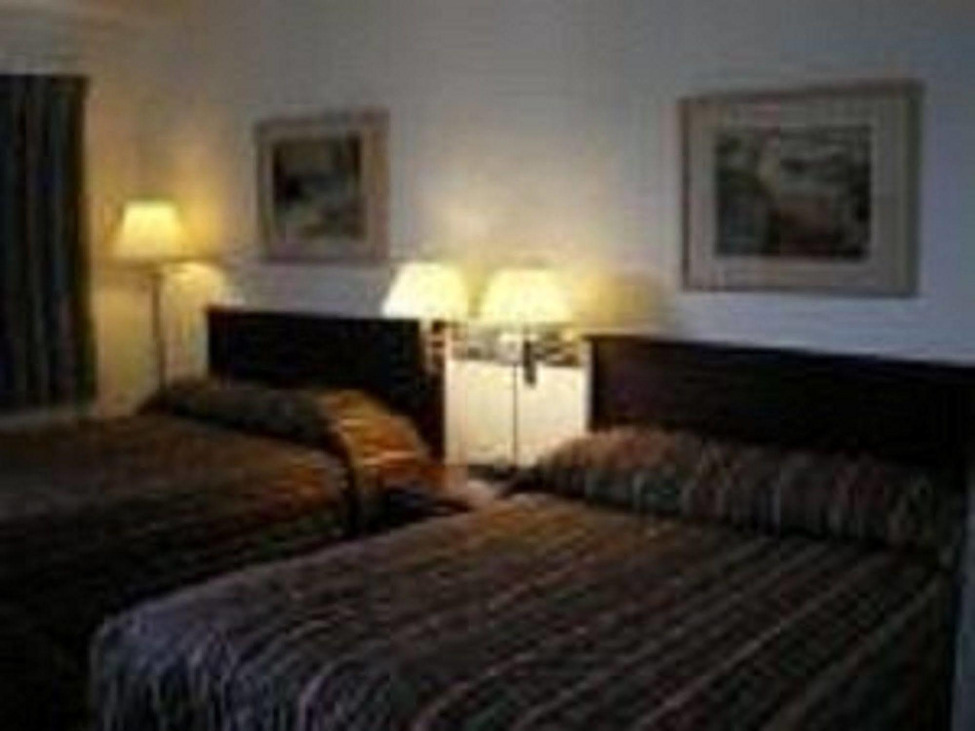 Sun-Dek Motel Медисин-Гат Екстер'єр фото