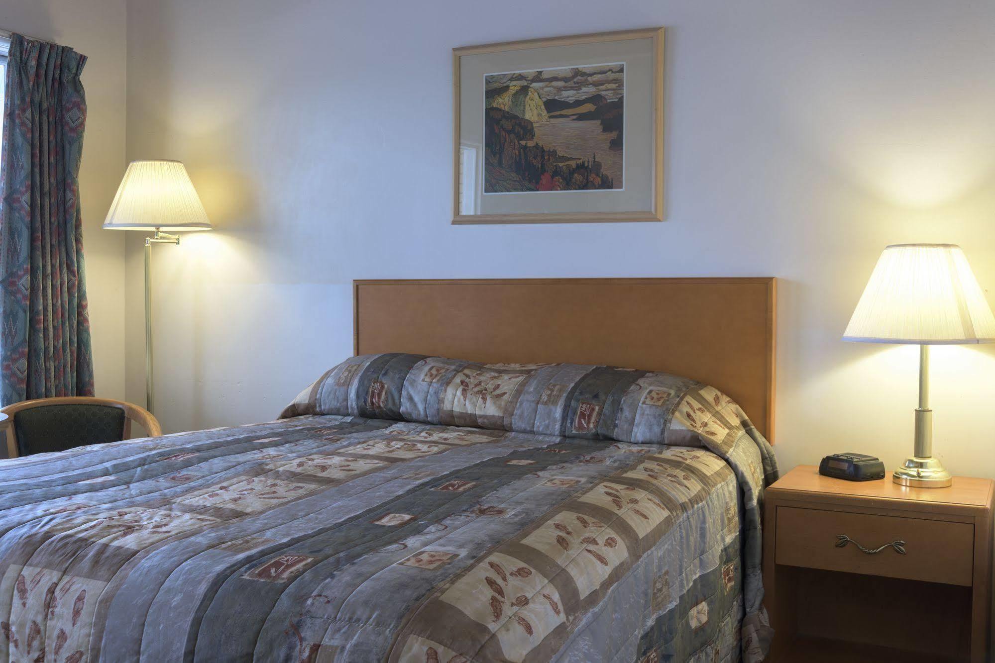 Sun-Dek Motel Медисин-Гат Екстер'єр фото