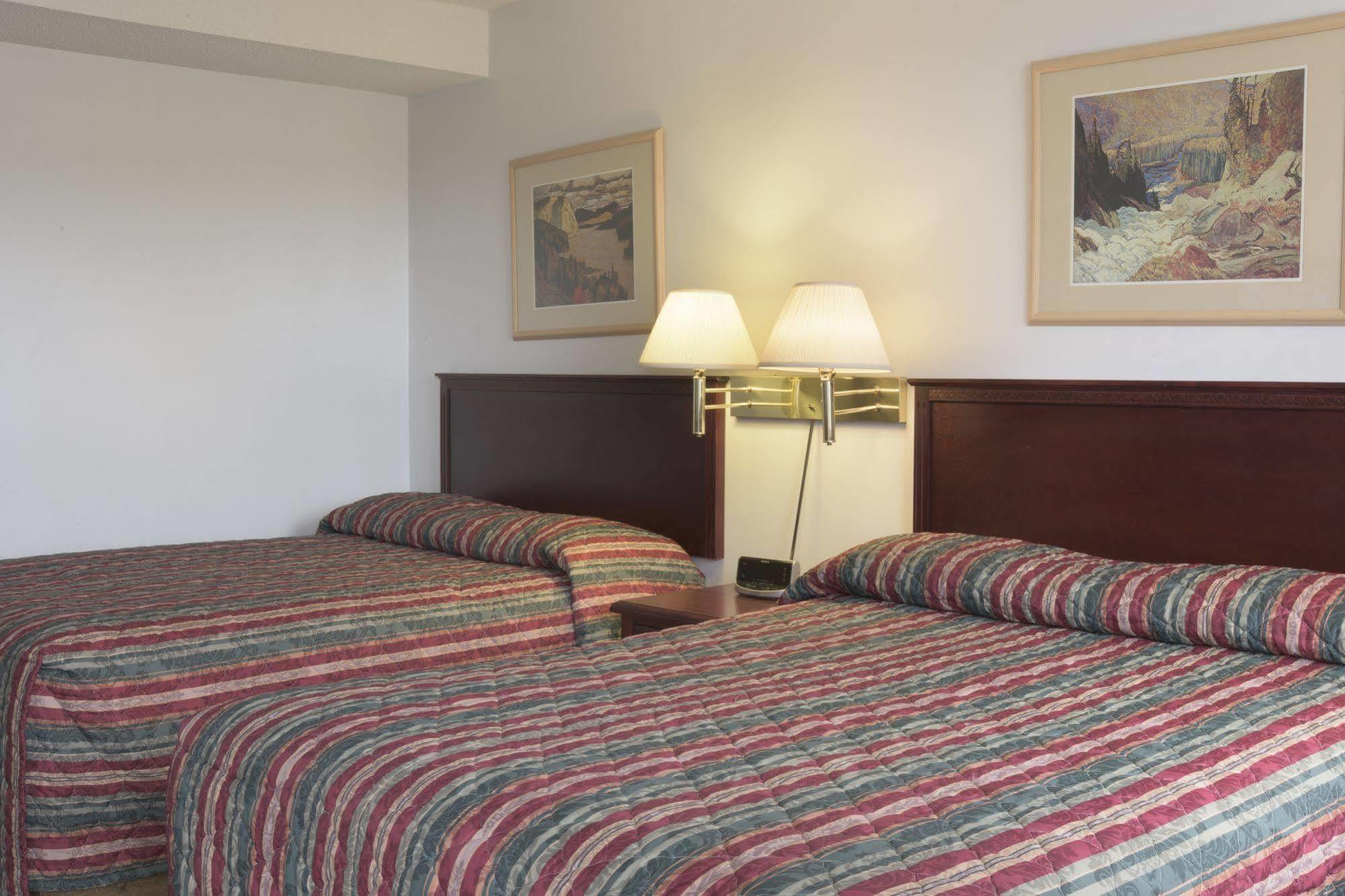 Sun-Dek Motel Медисин-Гат Екстер'єр фото