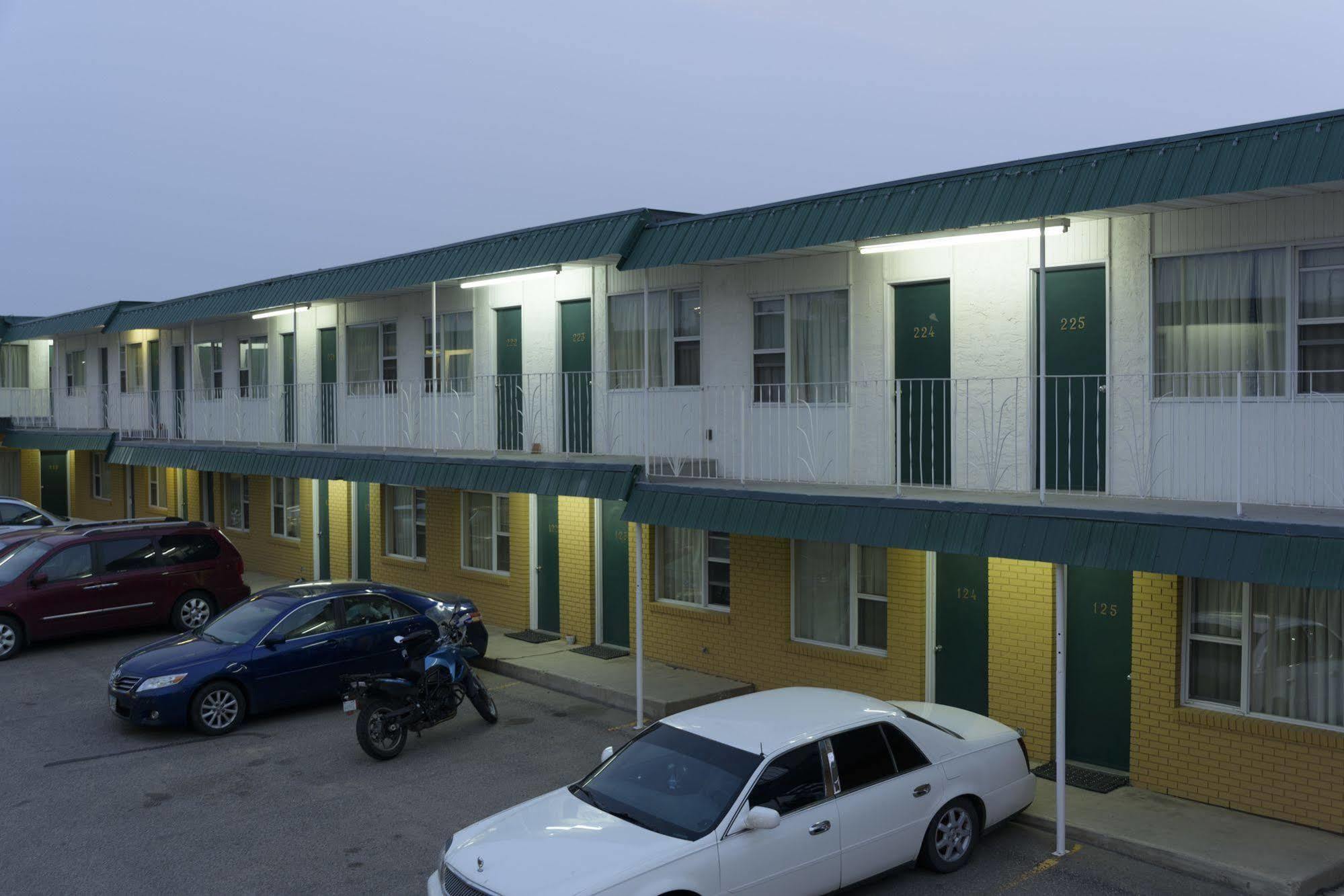 Sun-Dek Motel Медисин-Гат Екстер'єр фото